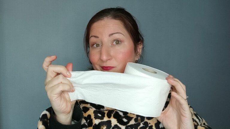 Minke met een rol wcpapier