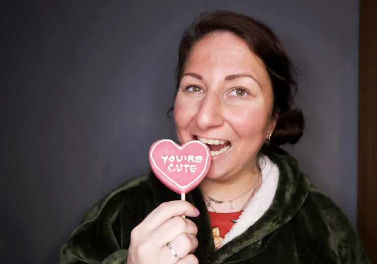 Minke eet een hartjes lollie met daarop de tekst 'you are cute'