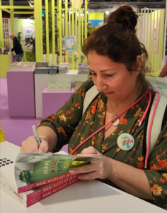 Minke van Kuijen signeert Haal alles uit je geld op de Huishoudbeurs